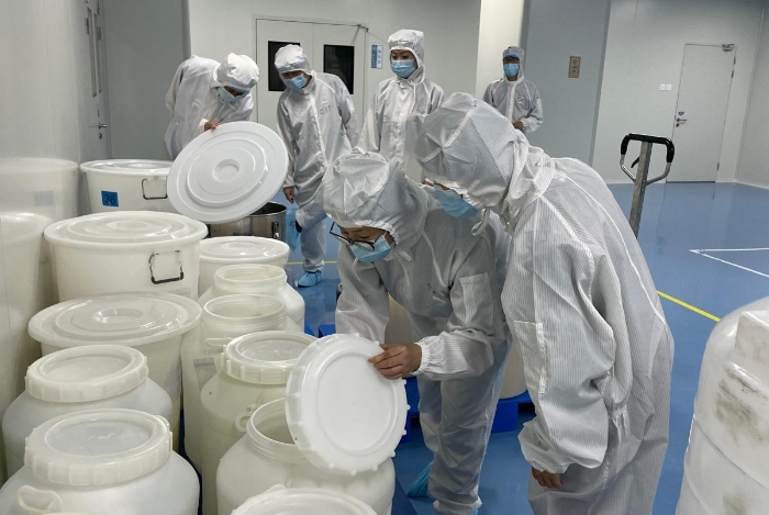 服務(wù)小分隊(duì)查看嘉氏堂生產(chǎn)原料儲(chǔ)存情況。