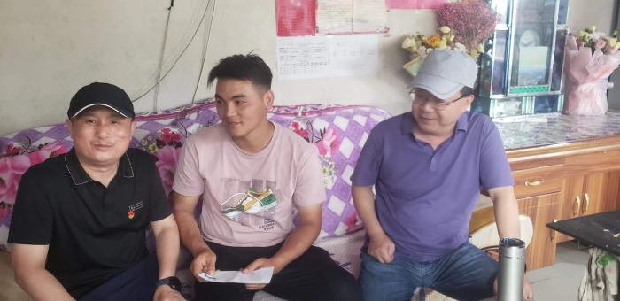 圖為黨員干部走訪慰問結對幫扶戶。