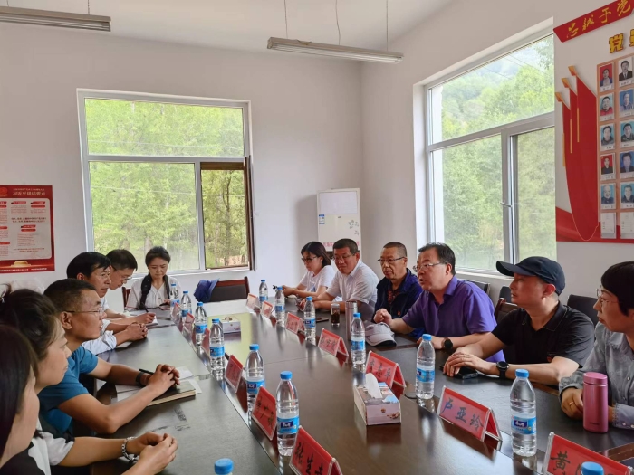 圖為青海省藥監(jiān)局第三黨支部和國藥控股青海公司黨支部與古鄯鎮(zhèn)黨委政府領導、聯合村兩委以及部分群眾進行座談交流。(曾夢霞 攝)