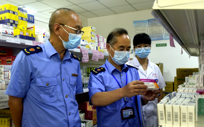 圖為該局新妙鎮(zhèn)市場監(jiān)管所執(zhí)法人員在一家民營醫(yī)院檢查藥品存放情況。