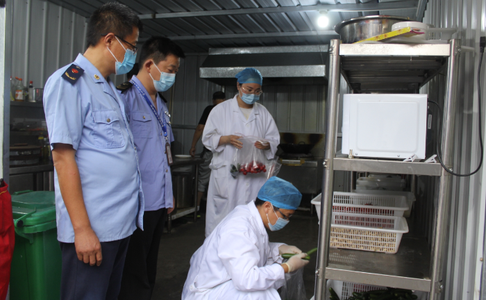 圖為該局執(zhí)法人員在縣城一家夜市餐飲攤點后廚抽檢食材。