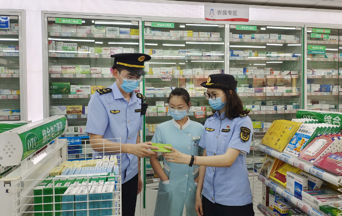 圖為該局執(zhí)法人員在一家藥店檢查“四類藥品”存儲(chǔ)情況。