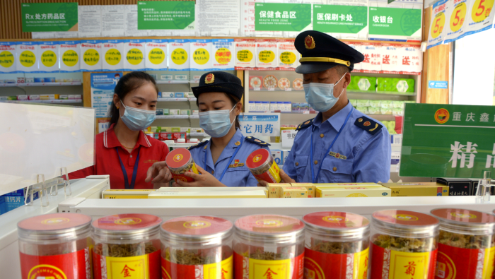 圖為8月22日，該局執(zhí)法人員在一家藥店檢查中藥飲片儲存情況。