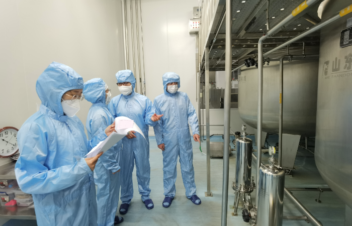 圖為吉林省藥監(jiān)局執(zhí)法人員幫扶指導(dǎo)企業(yè)解決發(fā)展中遇到的困難。