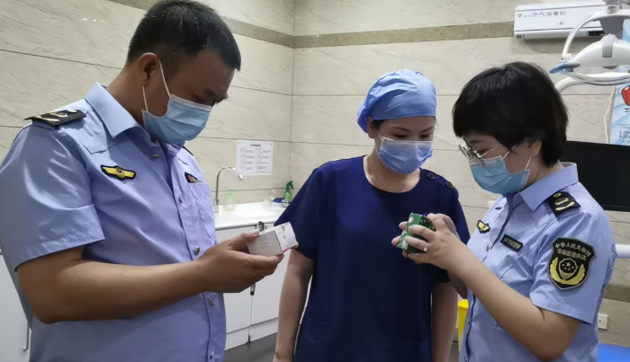 圖為該局執(zhí)法人員在一家口腔醫(yī)院檢查麻醉藥品。