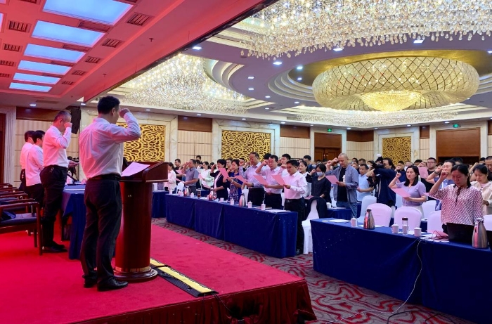 圖為山東省藥品生產(chǎn)檢查員集體宣誓。