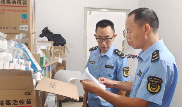 圖為新田縣市場監(jiān)管局執(zhí)法人員清點報廢疫苗實物。