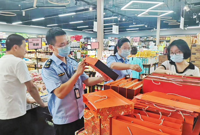 圖為該局執(zhí)法人員在一家商超檢查月餅包裝。