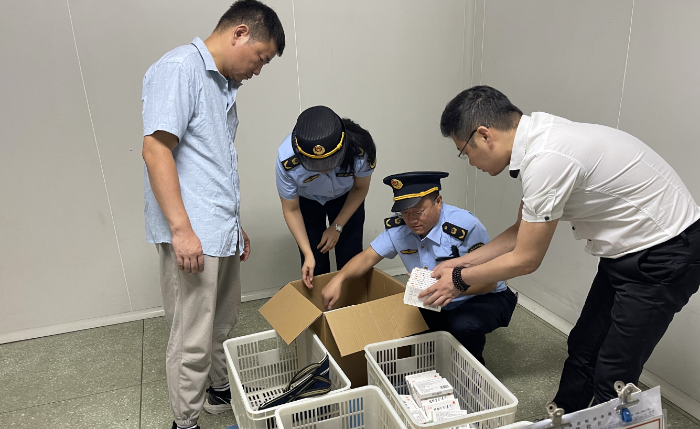 圖為山東省藥監(jiān)局執(zhí)法人員在該公司清點(diǎn)不合格藥品數(shù)量。