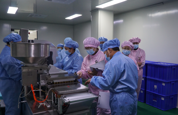 圖為第一分局工作人員在一家企業(yè)檢查集采中選藥品質量。