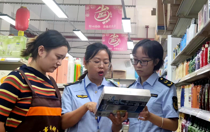 圖為9月16日，該局焦石鎮(zhèn)市場(chǎng)監(jiān)管所執(zhí)法人員在一家超市檢查化妝品質(zhì)量。