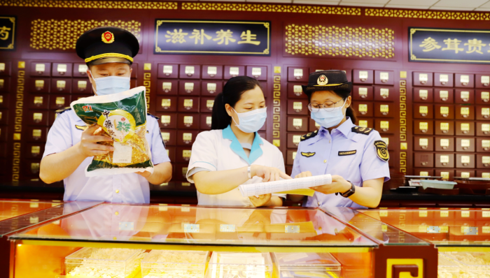 圖為9月21日，該局執(zhí)法人員在一家零售藥店檢查中藥飲片質(zhì)量。