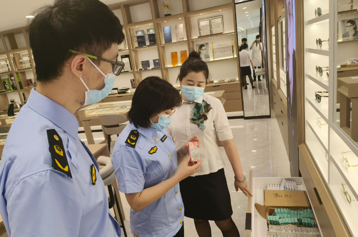 圖為該局執(zhí)法人員在眼鏡零售企業(yè)檢查在售彩色隱形眼鏡。