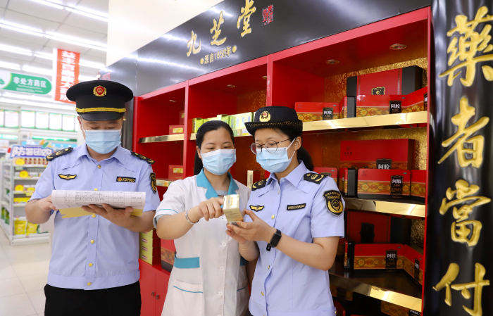 圖為9月23日，該局監(jiān)管人員在一家零售藥店檢查。