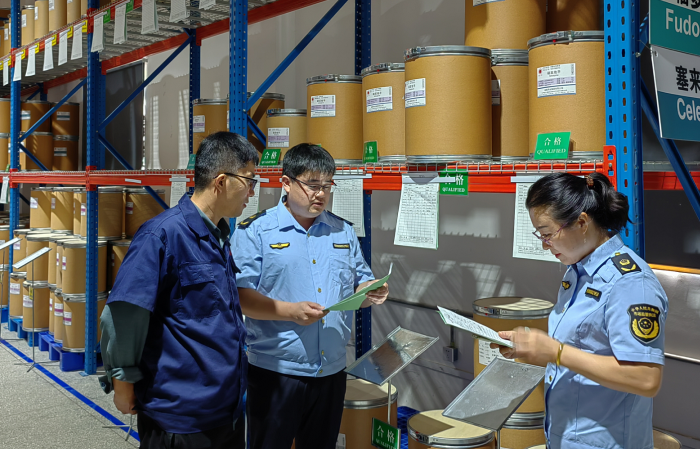 圖為第四分局執(zhí)法人員在一家藥包材使用企業(yè)檢查供貨商檔案。