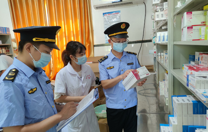 圖為該局執(zhí)法人員對(duì)桑田鎮(zhèn)衛(wèi)生院儲(chǔ)存藥品進(jìn)行檢查。