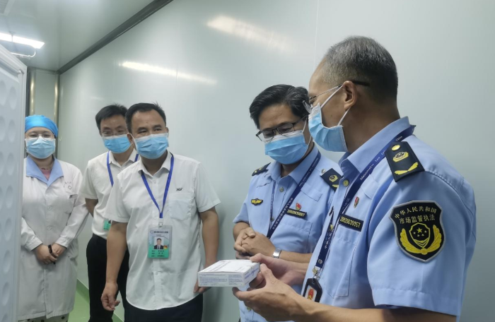 圖為該局執(zhí)法人員在一家檢測機構(gòu)檢查新型冠狀病毒核酸檢測試劑。