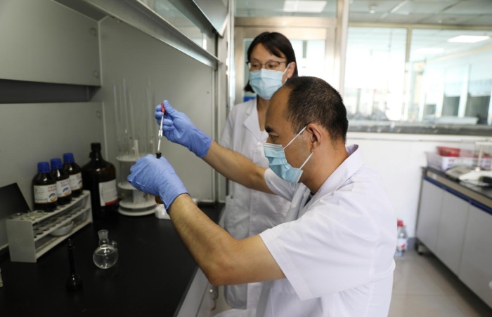 圖為檢驗(yàn)人員對涉案藥品進(jìn)行檢驗(yàn)。（葉陽歡攝）