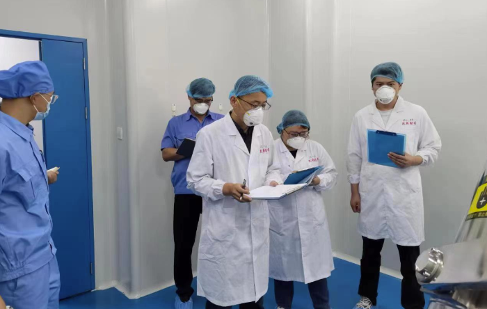 圖為第六分局工作人員對(duì)第七批集采中選藥品開展專項(xiàng)檢查。