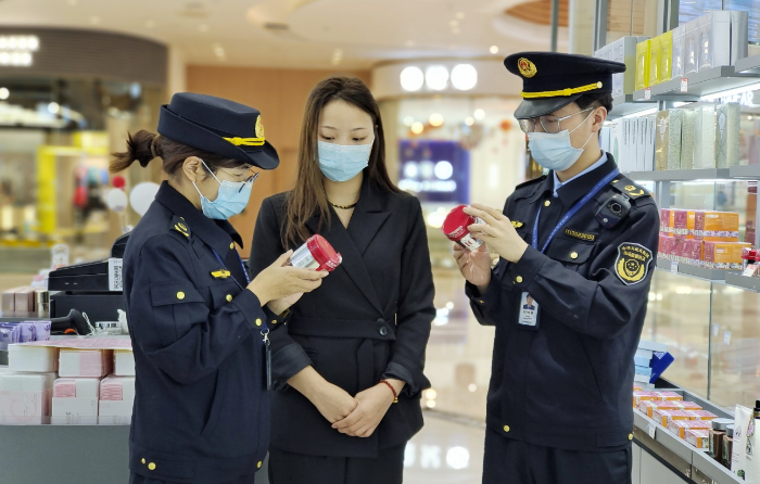 圖為該局執(zhí)法人員在一家化妝品專賣店檢查商品限制使用日期。