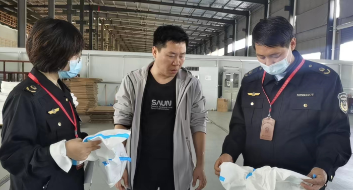 圖片為10月16日，執(zhí)法人員在生產(chǎn)車間及原料庫(kù)進(jìn)行檢查。