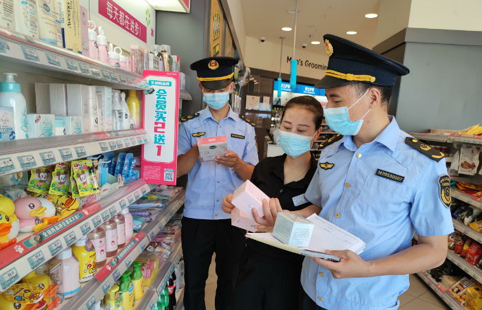 圖為該局執(zhí)法人員在一家化妝品專賣店檢查嬰幼兒化妝品質(zhì)量。