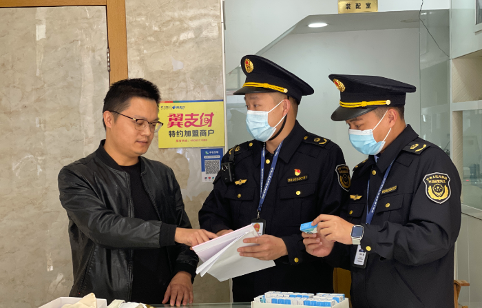 圖為該局執(zhí)法人員在一家企業(yè)檢查。