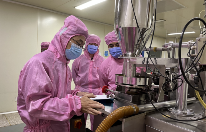 圖為第六分局對(duì)中藥持有人及藥品生產(chǎn)企業(yè)開展中藥生產(chǎn)專項(xiàng)檢查。