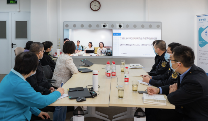 圖為第四分局檢查人員線上聽取第三方庫房企業(yè)的專題匯報。