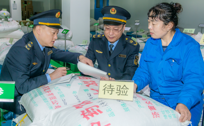 圖為第四分局執(zhí)法人員在一家企業(yè)中藥飲片倉庫原料檢驗區(qū)進行檢查。