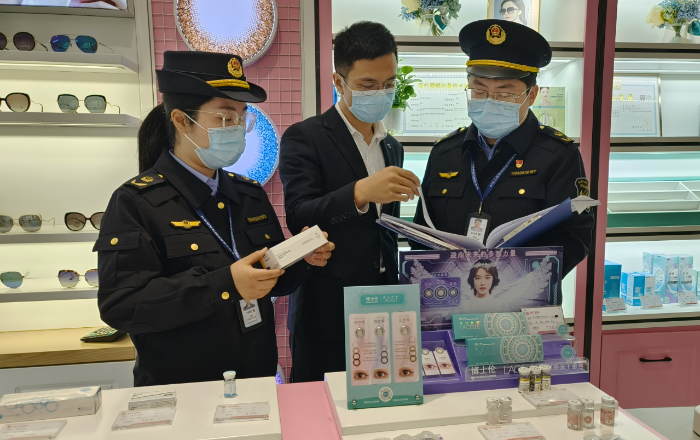 圖為該局執(zhí)法人員在一家眼鏡銷售店對(duì)裝飾性彩色隱形眼鏡經(jīng)營(yíng)情況進(jìn)行現(xiàn)場(chǎng)核查。