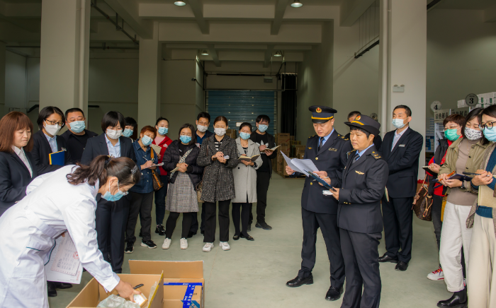 圖片為示范企業(yè)質(zhì)量負責人詳細講解藥品質(zhì)量管理建設(shè)情況并現(xiàn)場操作演示。