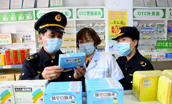 圖為該局馬武鎮(zhèn)市場監(jiān)管所執(zhí)法人員在一家藥店檢查。