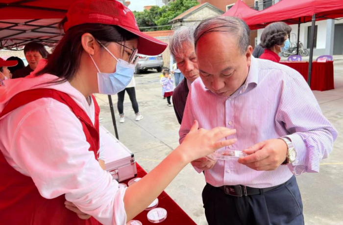 圖為廈門市食品藥品質(zhì)量檢驗(yàn)研究院工作人員向群眾科普安全用藥相關(guān)知識。