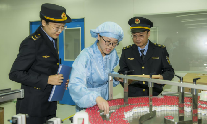 圖為第四分局執(zhí)法人員在一家企業(yè)生產(chǎn)車(chē)間進(jìn)行檢查。