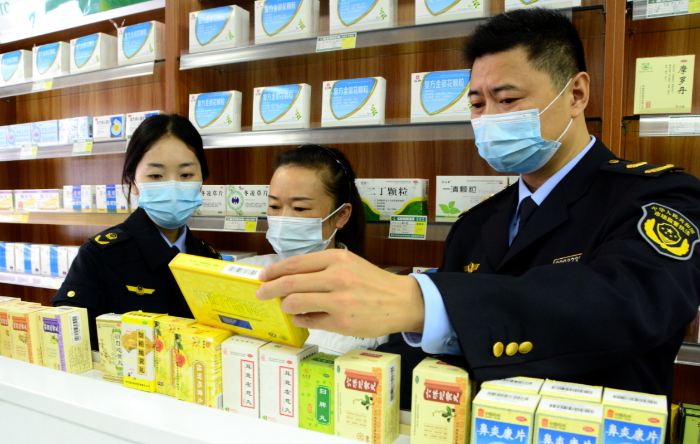 圖為11月14日，該局珍溪鎮(zhèn)市場監(jiān)管所執(zhí)法人員在一家藥店檢查“兩品一械”質(zhì)量。