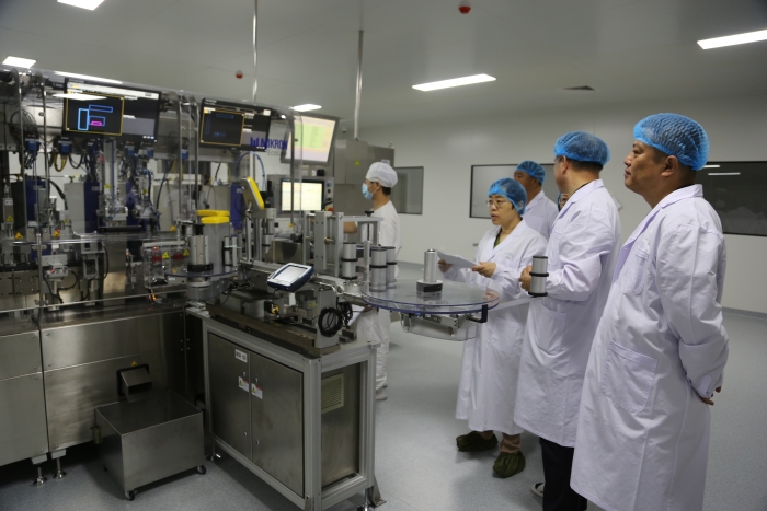 圖2為執(zhí)法人員檢查指導(dǎo)企業(yè)生產(chǎn)運(yùn)行情況。（葉陽(yáng)歡攝）