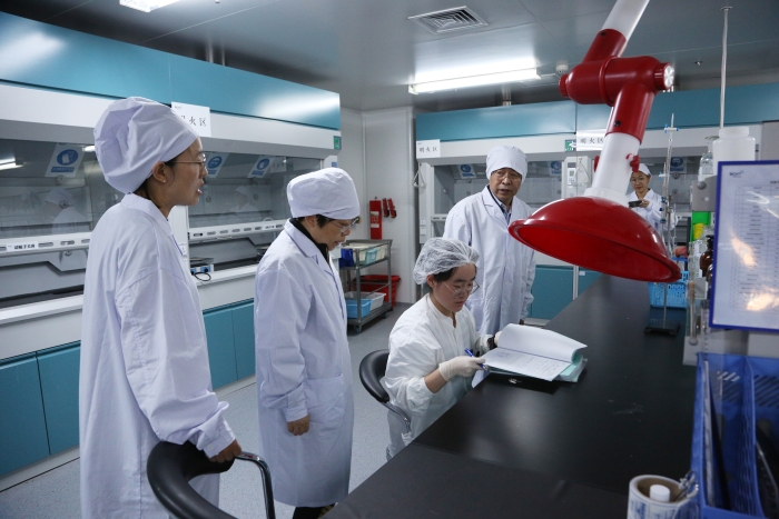 圖1為吉林省藥監(jiān)局幫扶指導(dǎo)企業(yè)建立完善質(zhì)量管理體系。（葉陽(yáng)歡攝）