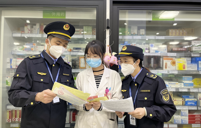圖為該局執(zhí)法人員在一家網(wǎng)絡(luò)售藥單位開展線下巡查。