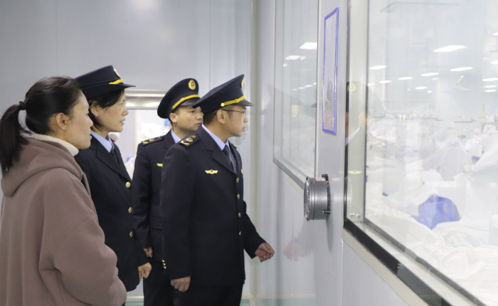 圖為該所檢查組對江西保爾安生物醫(yī)療科技有限公司開展醫(yī)用一次性防護服巡查。