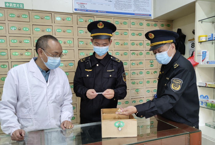 圖為該局執(zhí)法人員在一家藥店檢查中藥飲片儲(chǔ)存情況。