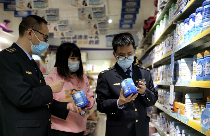 圖為該局焦石鎮(zhèn)市場監(jiān)管所執(zhí)法人員在一家母嬰食品專項店檢查食品保質(zhì)期。