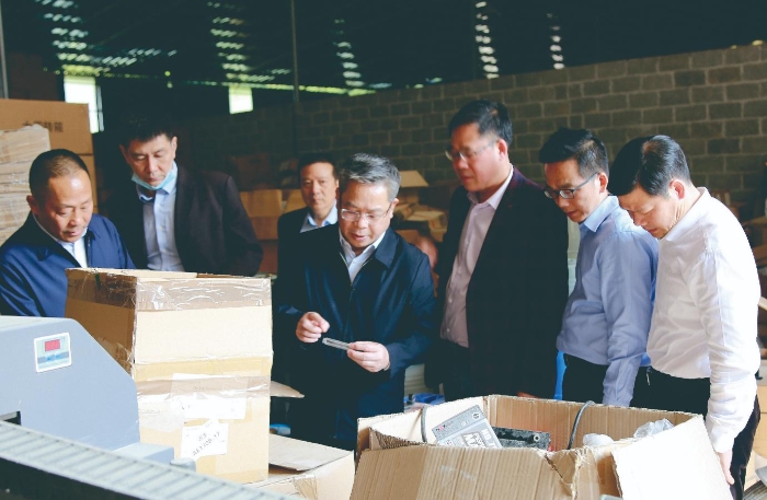 廣西壯族自治區(qū)藥監(jiān)局負責人現場督辦制售假冒化妝品“黑窩點”大案（李方 攝影）