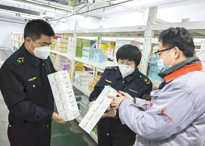 圖為第五分局執(zhí)法人員正在檢查新冠治療用藥品。