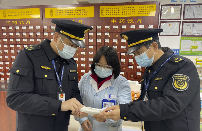 圖為該局執(zhí)法人員在一家零售藥店檢查醫(yī)用口罩。