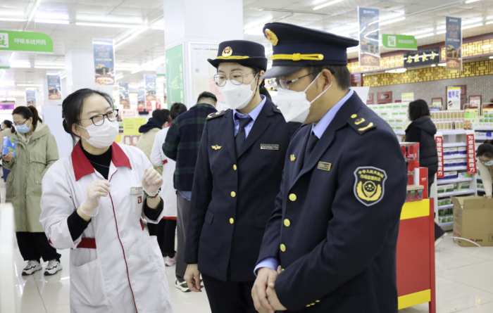 圖為第四分局執(zhí)法人員在一家藥店檢查疫情防控藥品。