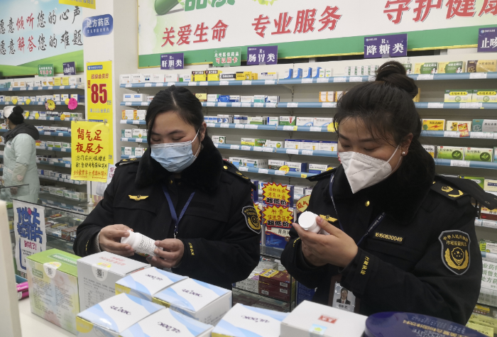 圖為12月15日，該局執(zhí)法人員在藥店對藥品價格進行檢查。