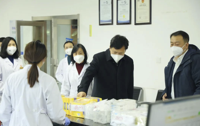 圖為吉林省藥監(jiān)局黨組書記、局長孫繼民（右二）在省藥檢院調研。