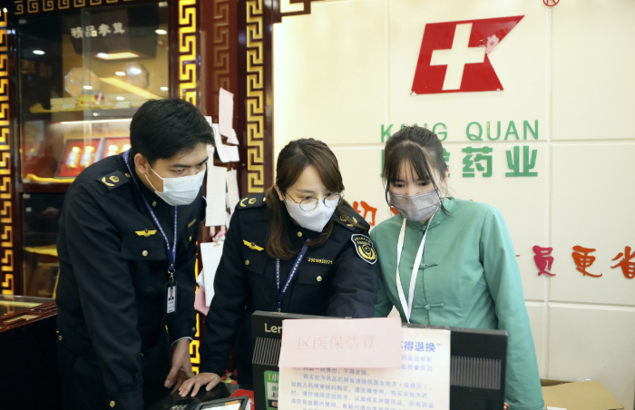 圖為南寧市市場監(jiān)管部門執(zhí)法人員檢查藥店抗疫藥品、防疫物資的銷售情況。