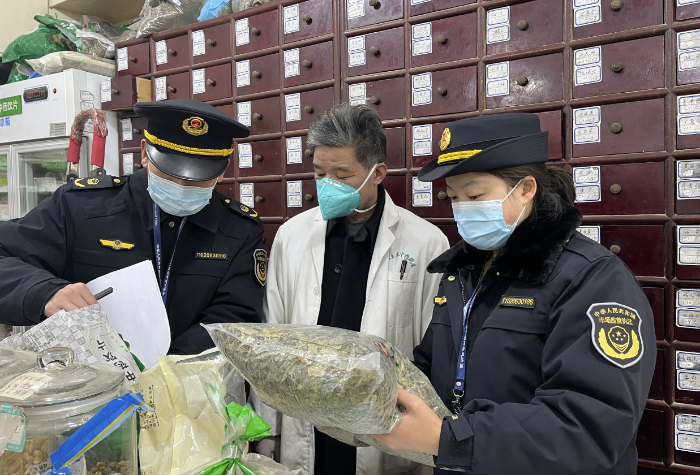 圖為執(zhí)法人員對(duì)廣藿香、黃芪、甘草、防風(fēng)等防治新冠方劑相關(guān)的中藥品種開展檢查。